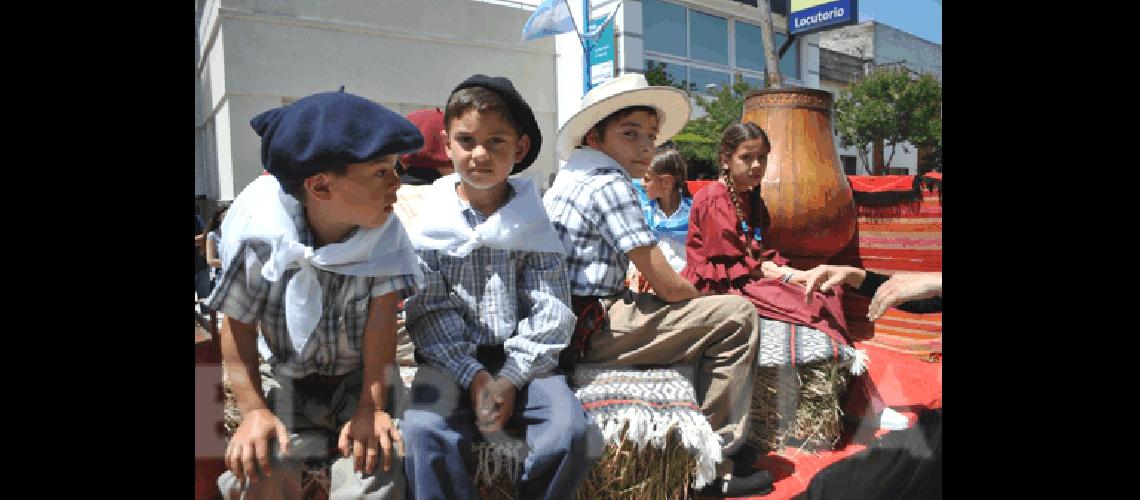 Los niÃ±os de las Escuelas NÂº 17 y 20 que pasearon en su carroza 