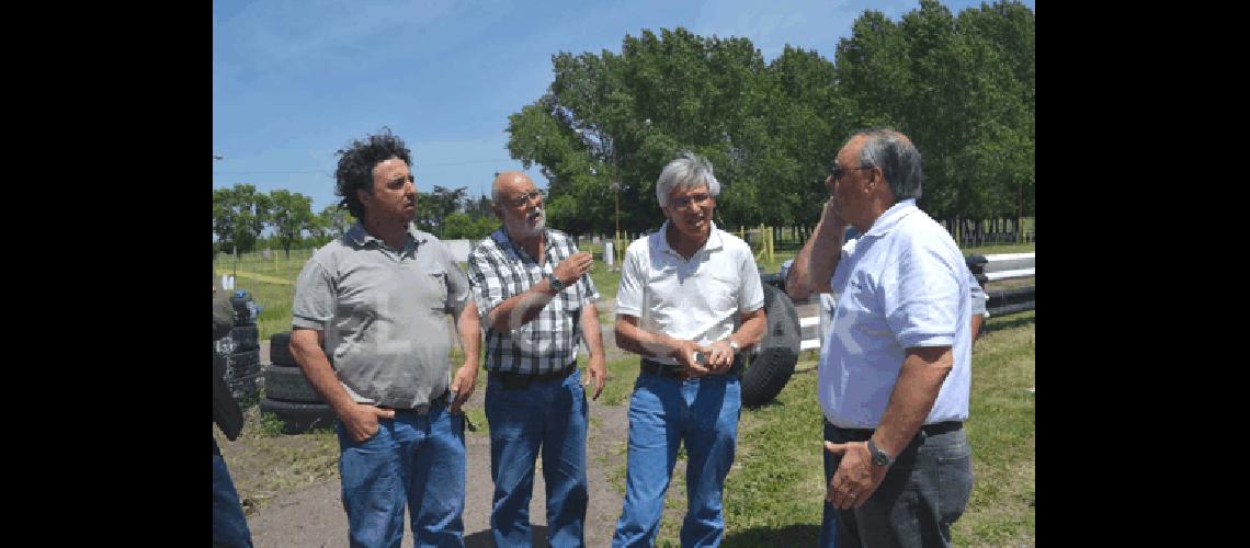 Los directivos de Estudiantes AMCO e Hinojo con Rodolfo Oscar Niki Panet miembro de Copam Miguelangel 