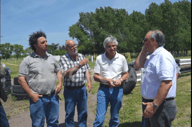 Los directivos de Estudiantes AMCO e Hinojo con Rodolfo Oscar Niki Panet miembro de Copam Miguelangel 