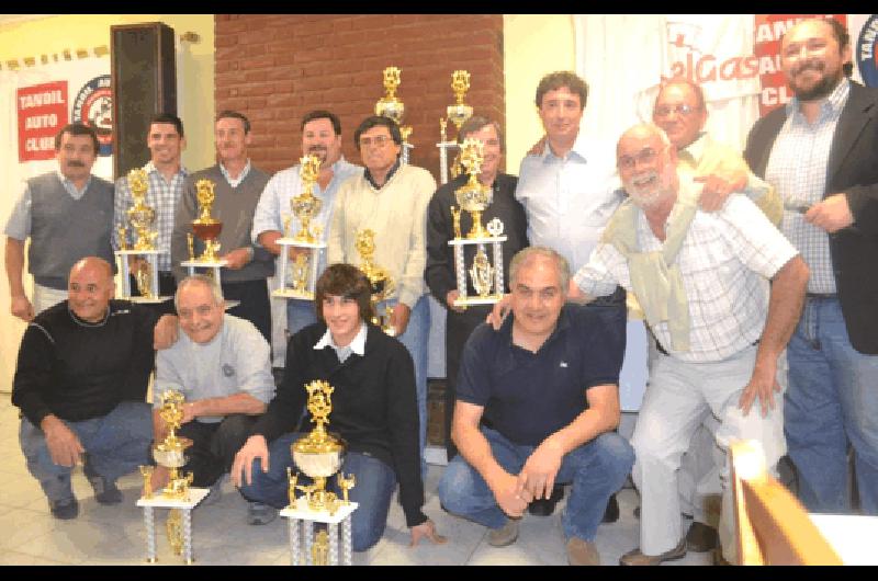 Muchos histÃ³ricos y pilotos de la nueva generaciÃ³n de la FÃ³rmula 5 despidiendo la temporada en una noche muy amena Fotos Miguelangel 