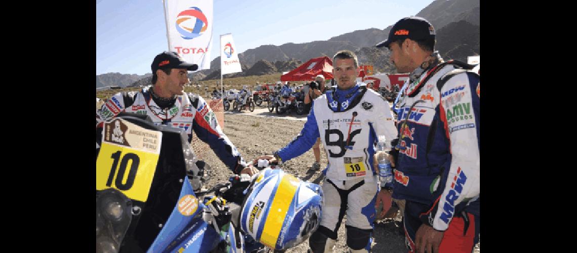 Marc Coma Jordi Viladoms y Juan Pedreroi en un descanso TÃ©lam 