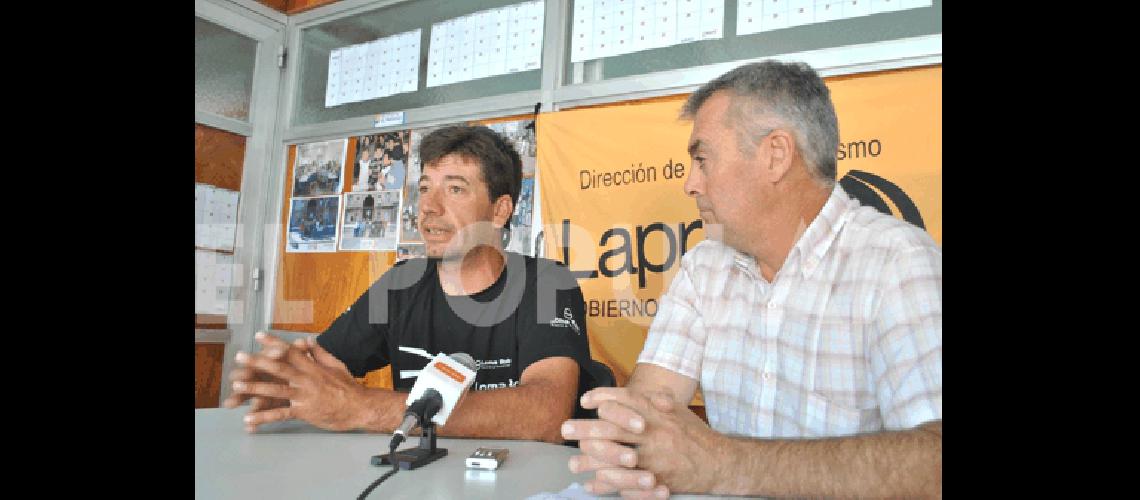 DamiÃ�n Lestarpe y el director de Deportes Pablo Huici Agencia