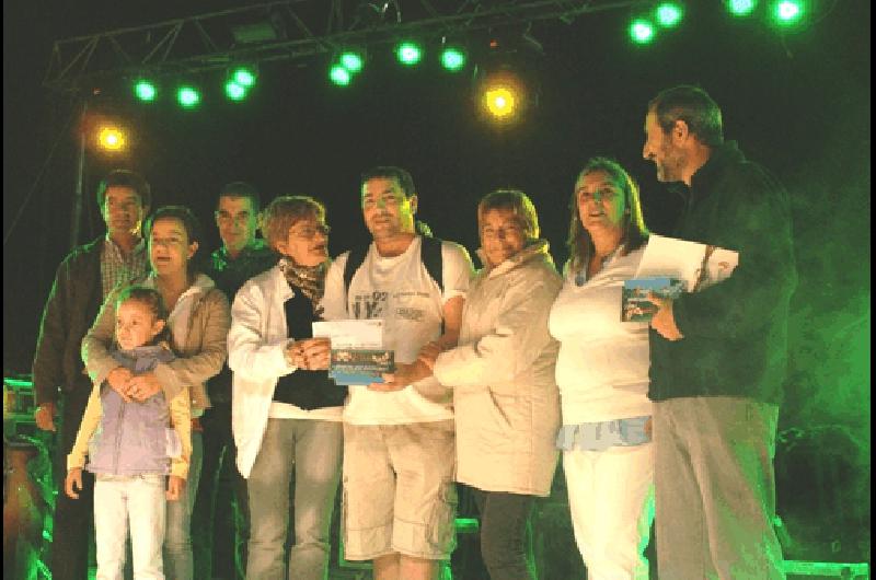 Familiares de AndrÃ©s Acosta junto a Cristian Torres ganador y sucesor de El Tribunero Fotos gentileza Marcos Lacal 