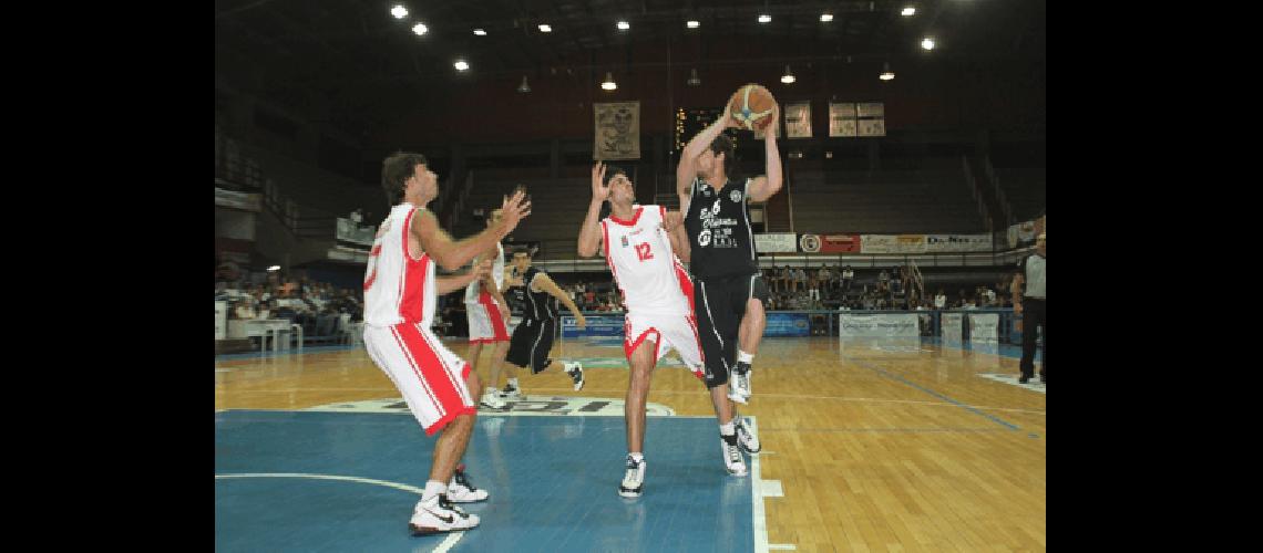 Estudiantes apabullÃ³ el pasado domingo a su homÃ³nimo platense por 97-55 en el Gran Gimnasio del Parque Carlos Guerrero Claudio MartÃ­nez 