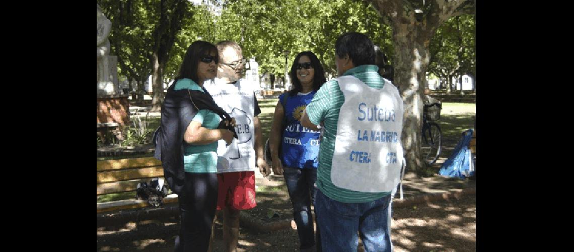 Los docentes de La Madrid pretenden que la comunidad conozca sus reclamos Agencia 