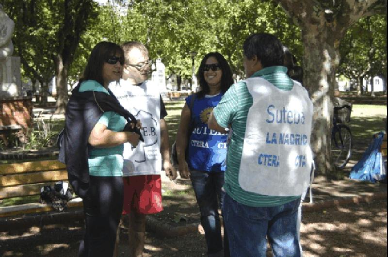 Los docentes de La Madrid pretenden que la comunidad conozca sus reclamos Agencia 