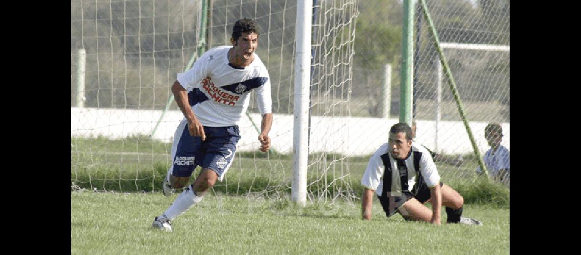 Diego Puertas grita con el alma el segundo gol de Sierra Chica Claudio MartÃ­nez 