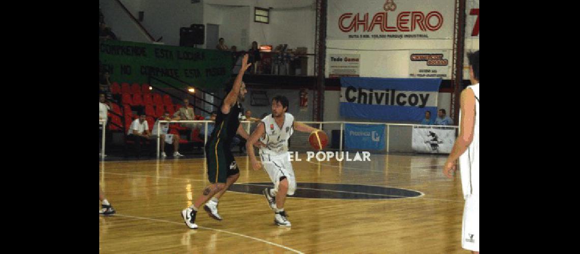 El equipo bataraz derrotÃ³ ayer a los neuquinos con autoridad en el gimnasio de ColÃ³n de Chivilcoy Gentileza La RazÃ³n de Chivilcoy 