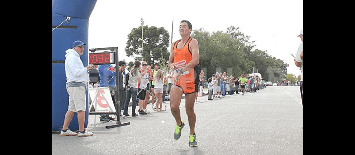 El atleta de General La Madrid Miguel NÃºÃ±ez dueÃ±o de la VII ediciÃ³n Fotos Enrique Zelaya 