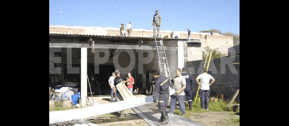 Los Bomberos Voluntarios de La Madrid trabajan en su edificio 