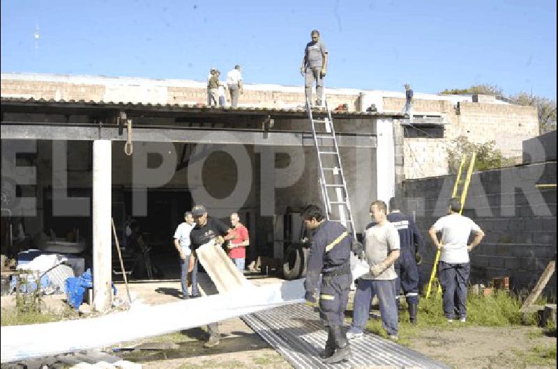 Los Bomberos Voluntarios de La Madrid trabajan en su edificio 