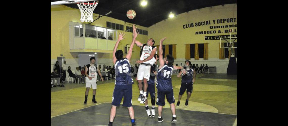 El base bataraz Federico Silveyra fue el goleador en el gimnasio fortinero con 22 puntos Marcelo Kehler 