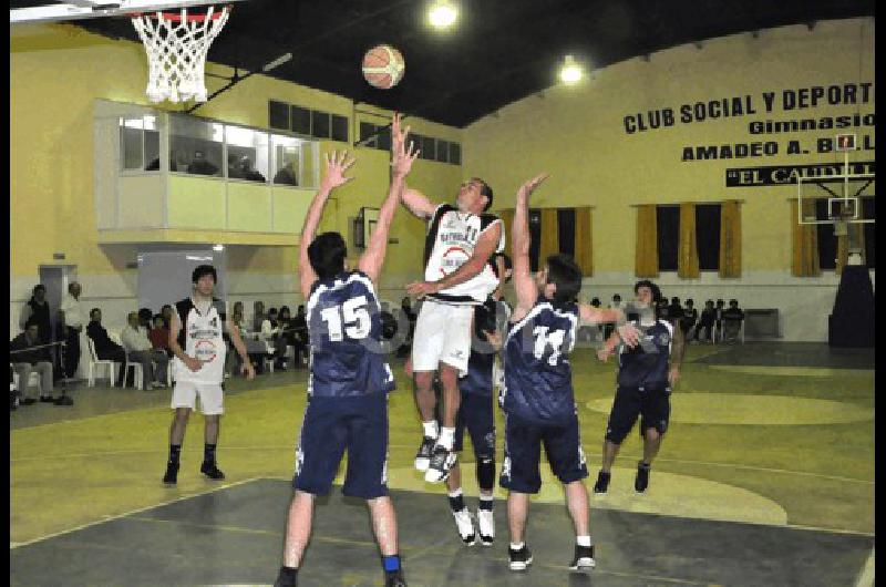 El base bataraz Federico Silveyra fue el goleador en el gimnasio fortinero con 22 puntos Marcelo Kehler 