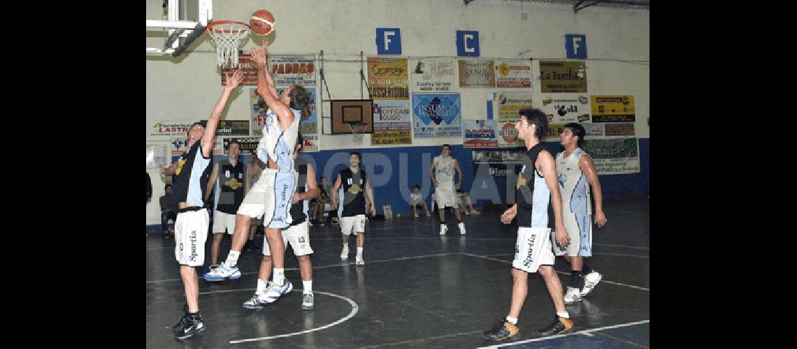 Ferro Carril Sud viene de derrotar a Racing A Club como local por 74-57 Archivo 