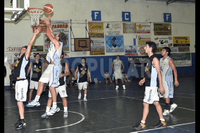 Ferro Carril Sud viene de derrotar a Racing A Club como local por 74-57 Archivo 