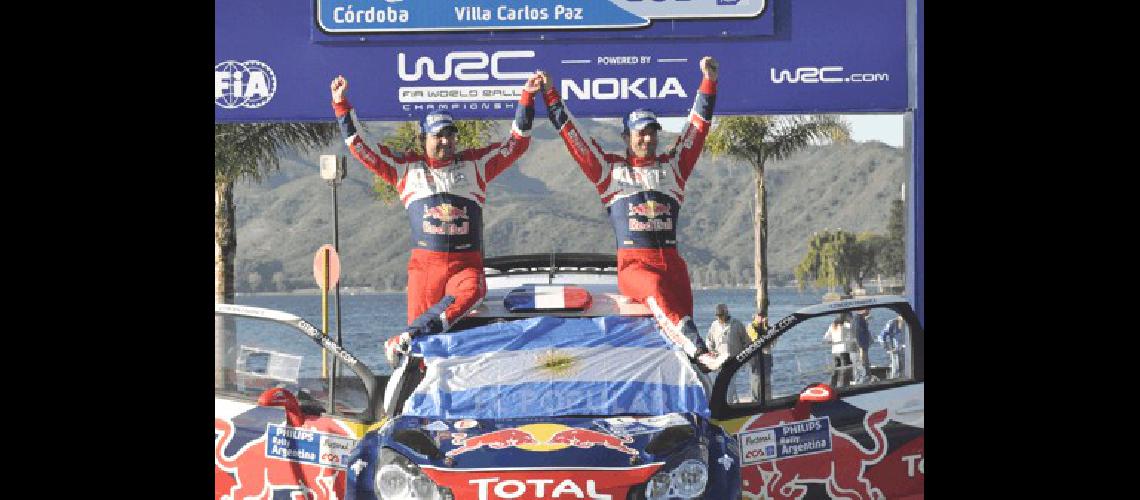 SebastiÃ�n Loeb junto a su navegante en el podio a las orillas del lago en Villa Carlos Paz TÃ©lam 