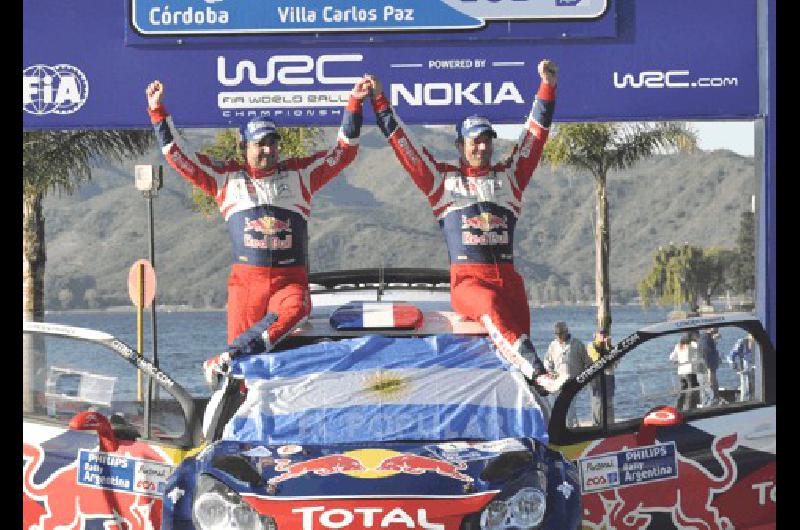 SebastiÃ�n Loeb junto a su navegante en el podio a las orillas del lago en Villa Carlos Paz TÃ©lam 