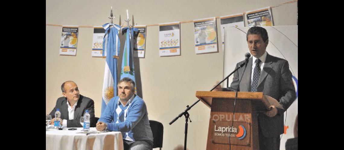 El Subsecretario de Gabinete de la provincia estuvo en el lanzamiento del manual en Laprida 