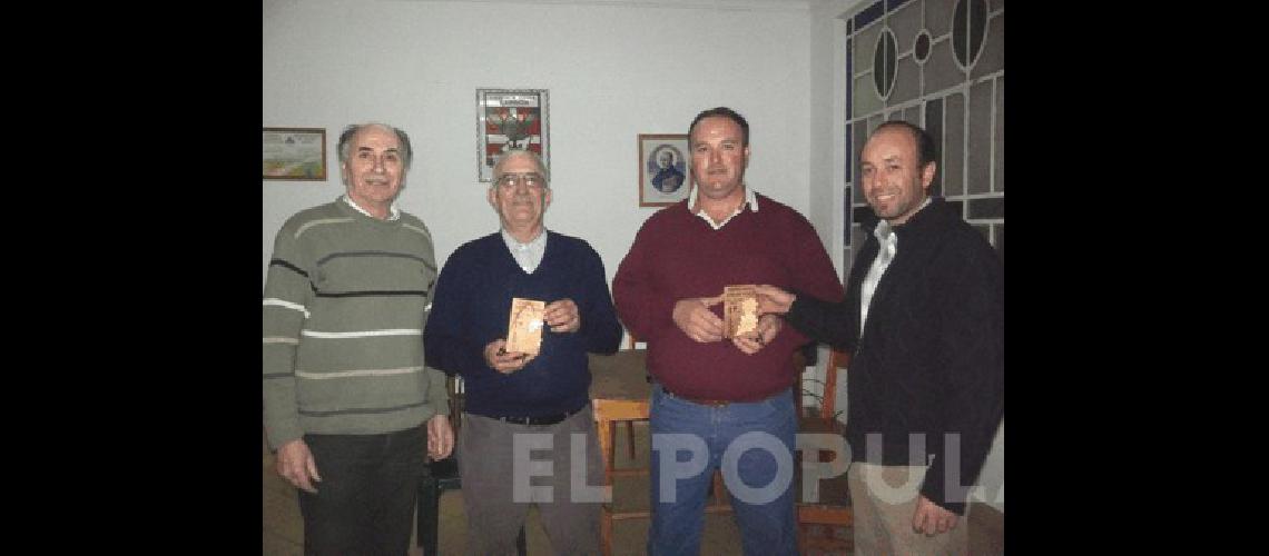 Oscar Portarrieu y Carlitos GensÃ³n ganadores del torneo junto al presidente MartÃ­n AdriÃ�n y el dirigente TomÃ�s Barrena 