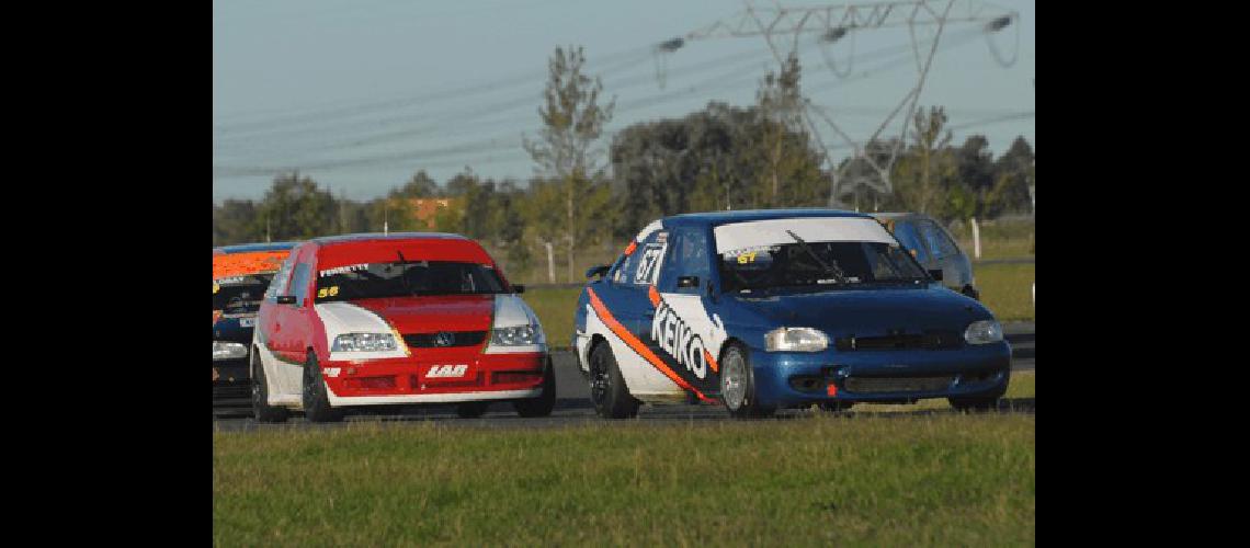 En la Ãºltima fecha el Turismo Pista ofreciÃ³ un espectÃ�culo con 70 autos entre las Clases 2 y 3 Prensa APTP 