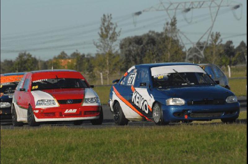 En la Ãºltima fecha el Turismo Pista ofreciÃ³ un espectÃ�culo con 70 autos entre las Clases 2 y 3 Prensa APTP 