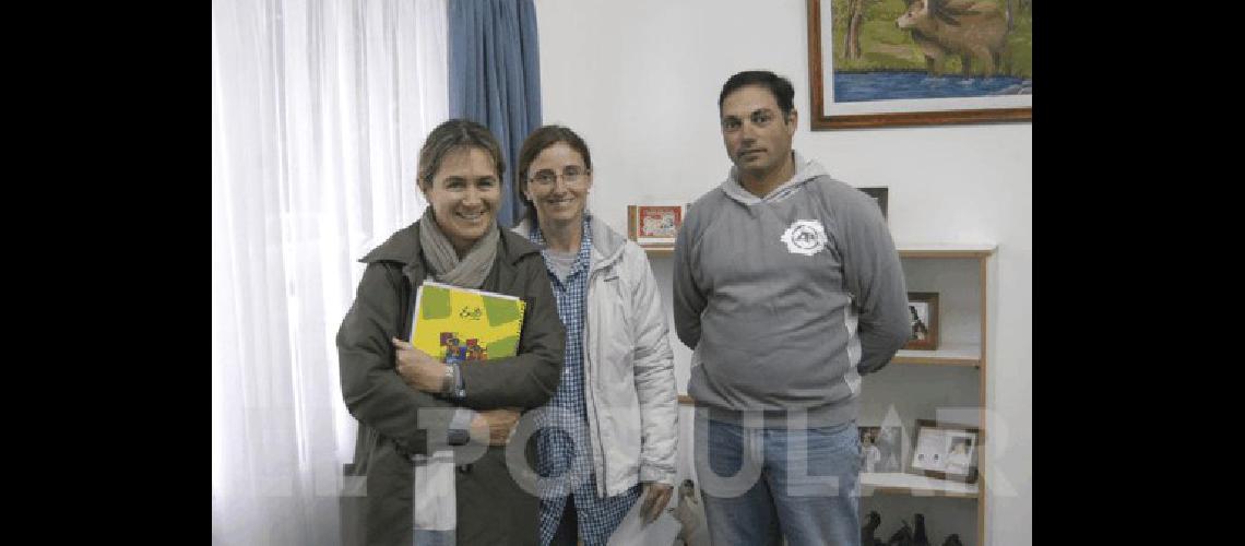 Los profesores Viviana Estrabeau Mariana Sabbatini y Gonzalo Berengua presentaron el concurso Agencia 