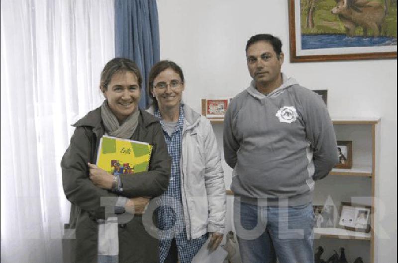 Los profesores Viviana Estrabeau Mariana Sabbatini y Gonzalo Berengua presentaron el concurso Agencia 