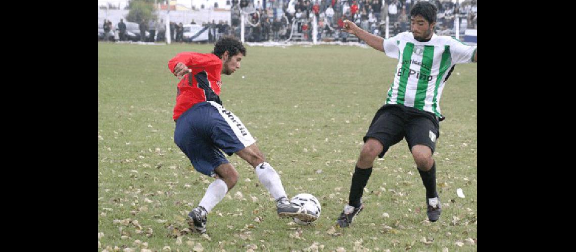 El agua caÃ­da en los Ãºltimos dÃ­as obligÃ³ a parar la pelota Archivo 