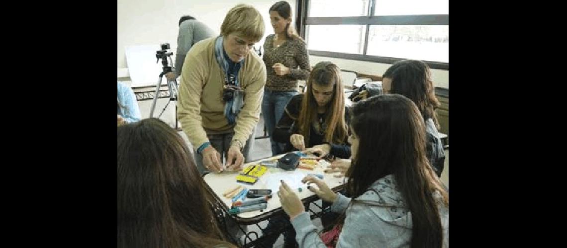 Un grupo de PehuajÃ³ vivenciÃ³ las nuevas tecnologÃ­as durante una visita a la Facultad 