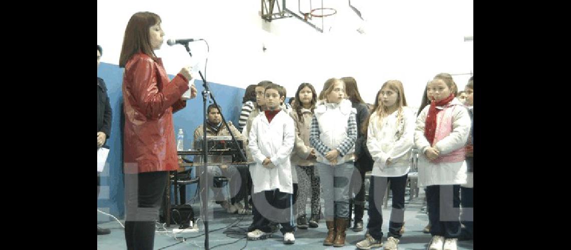 Los niÃ±os de cuarto grado de las escuelas primarias del distrito llevaron adelante la promesa de lealtad 