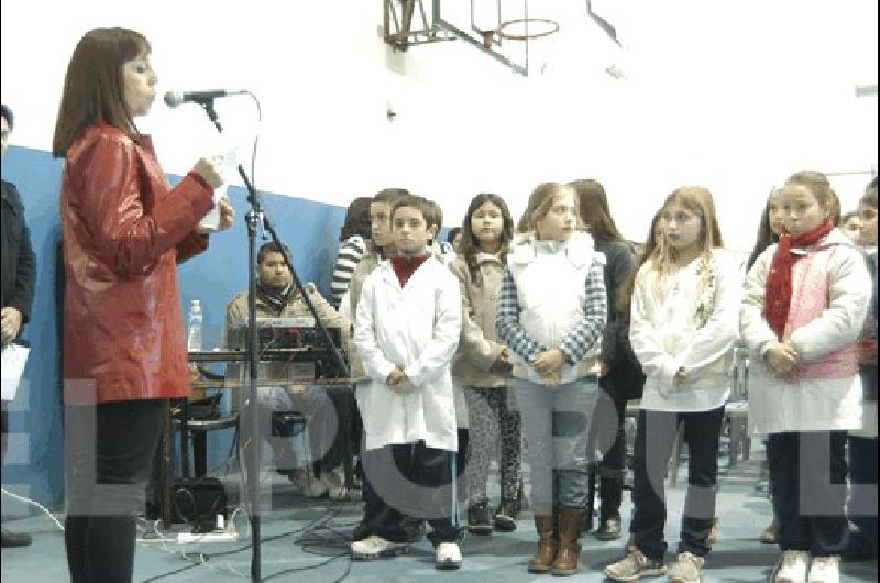 Los niÃ±os de cuarto grado de las escuelas primarias del distrito llevaron adelante la promesa de lealtad 