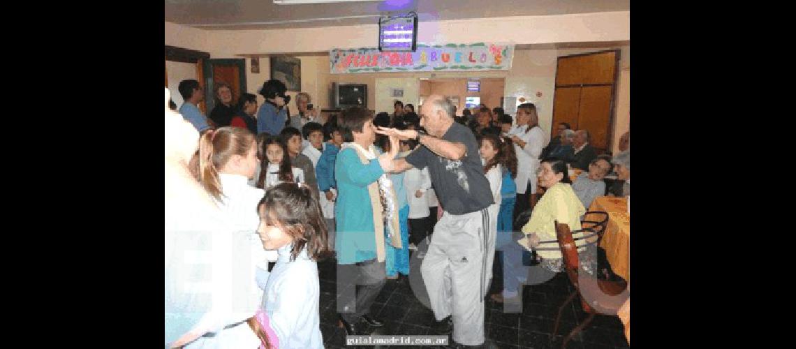 Baile y alegrÃ­a en la celebraciÃ³n de los adultos mayores 