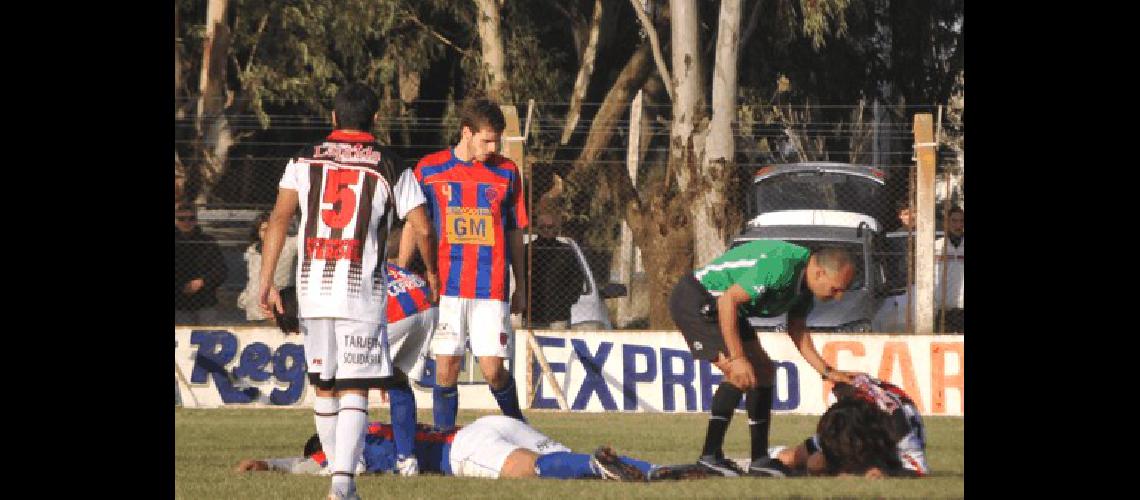 El momento mÃs tenso Cuando el Ãrbitro Dris comienza a observar los sÃ­ntomas de Riviere luego del golpe 