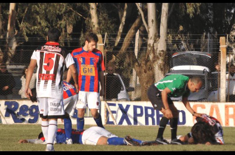 El momento mÃs tenso Cuando el Ãrbitro Dris comienza a observar los sÃ­ntomas de Riviere luego del golpe 