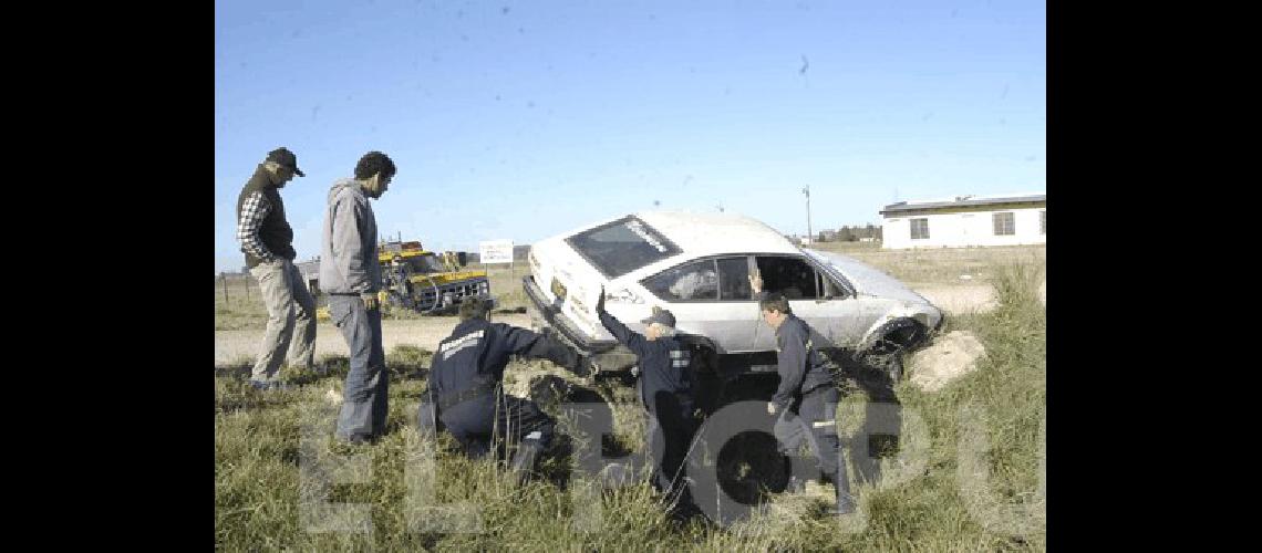 Bomberos de La Madrid trabajaron en un rescate vehicular que habÃ­a quedado colgado en una alcantarilla 