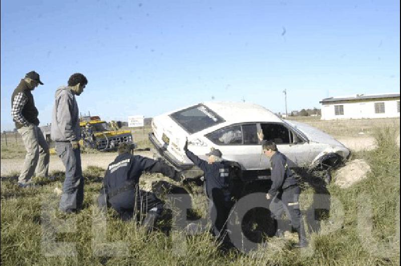 Bomberos de La Madrid trabajaron en un rescate vehicular que habÃ­a quedado colgado en una alcantarilla 