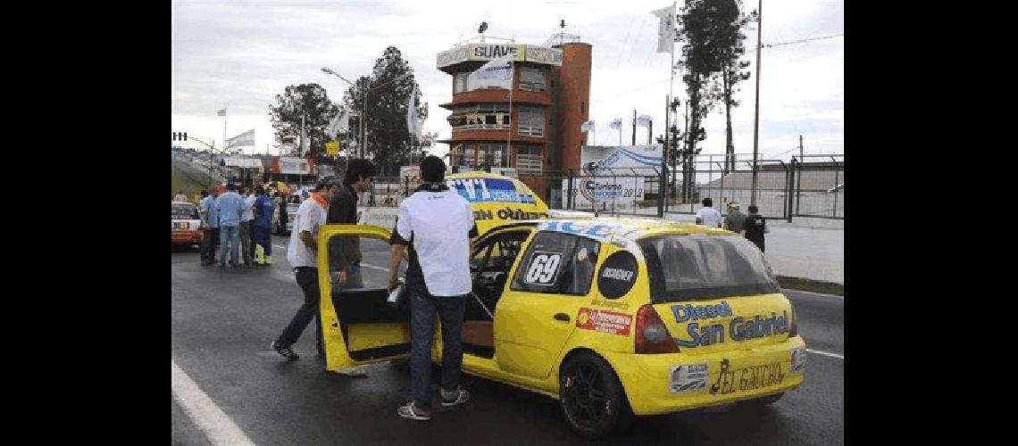 En la grilla de partida misionera intentaron quitar la falla del motor 