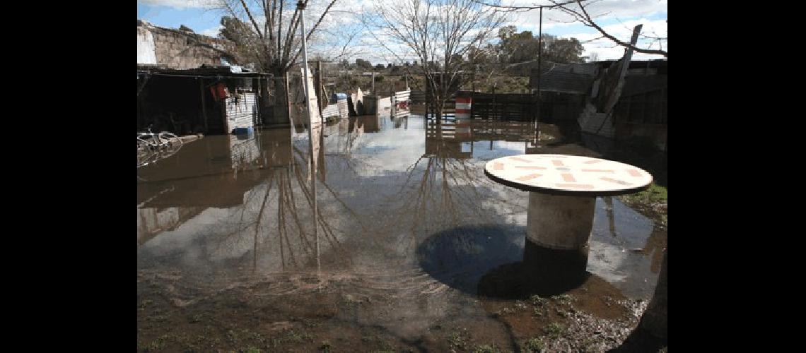 El patio de una casa ubicada en calle 118 y Laprida todo cubierto por el agua 