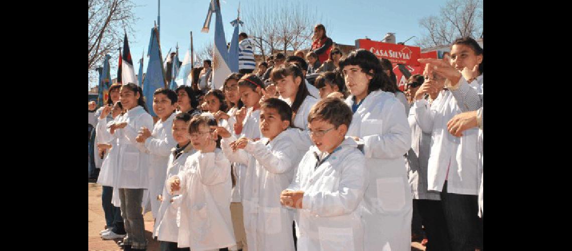 Los alumnos de Escuela Especial interpretaron el Himno Nacional con lenguaje de seÃ±as Fotos- Agencia 