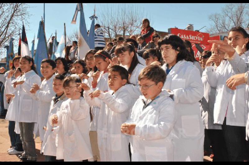 Los alumnos de Escuela Especial interpretaron el Himno Nacional con lenguaje de seÃ±as Fotos- Agencia 