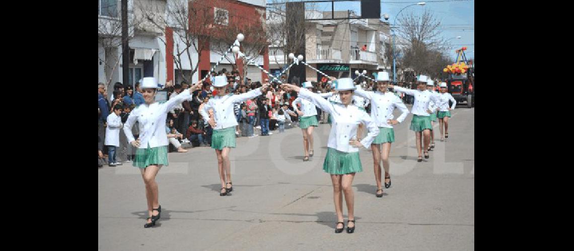 Las Bastoneras de Juventud abrieron el desfile 