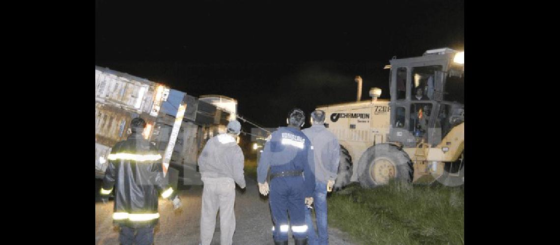 Se necesitÃ³ maquinaria pesada para poner sobre sus ruedas al acoplado que llevaba toros 