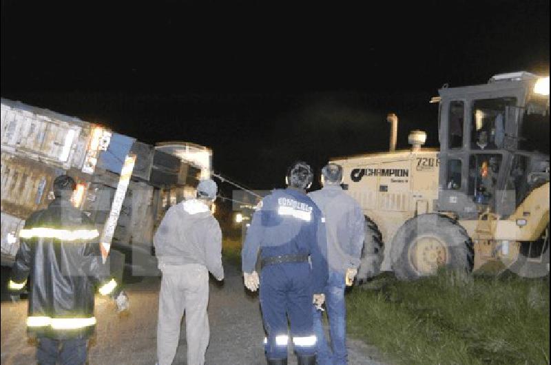 Se necesitÃ³ maquinaria pesada para poner sobre sus ruedas al acoplado que llevaba toros 