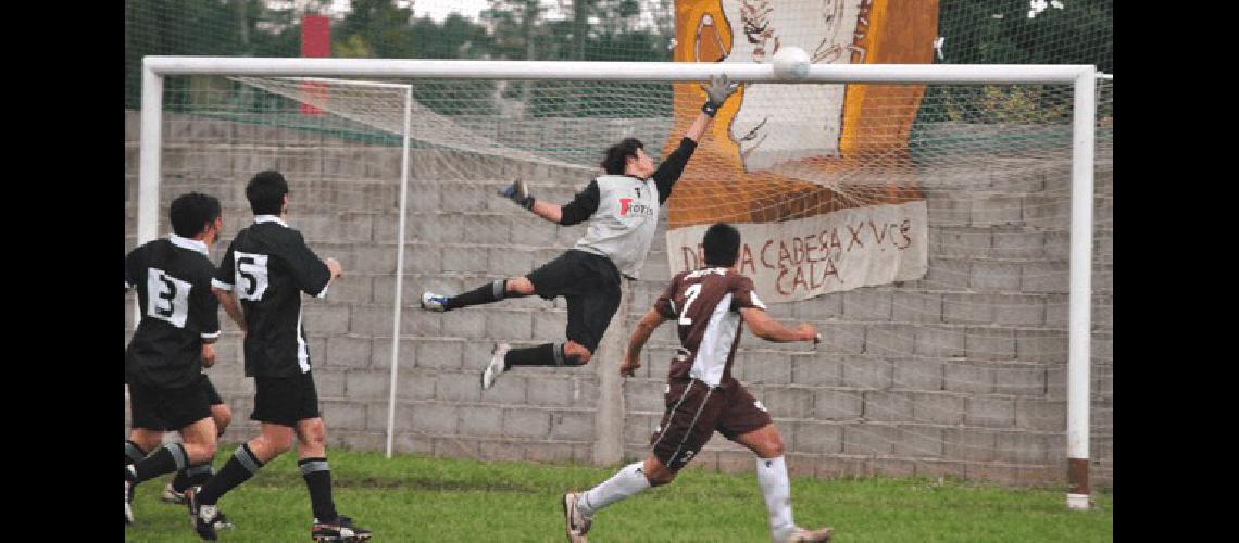 El cabezazo del volante De Garate de Platense da el travesaÃ±o en el arranque del segundo tiempo Agencia 