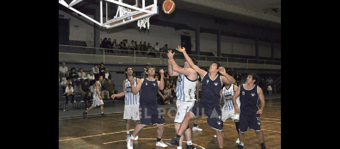 Ferro Carril Sud y Racing A Club se enfrentaron el pasado lunes en el Parque OlavarrÃ­a por el torneo local de primera divisiÃ³n Carlos RamÃ­rez 