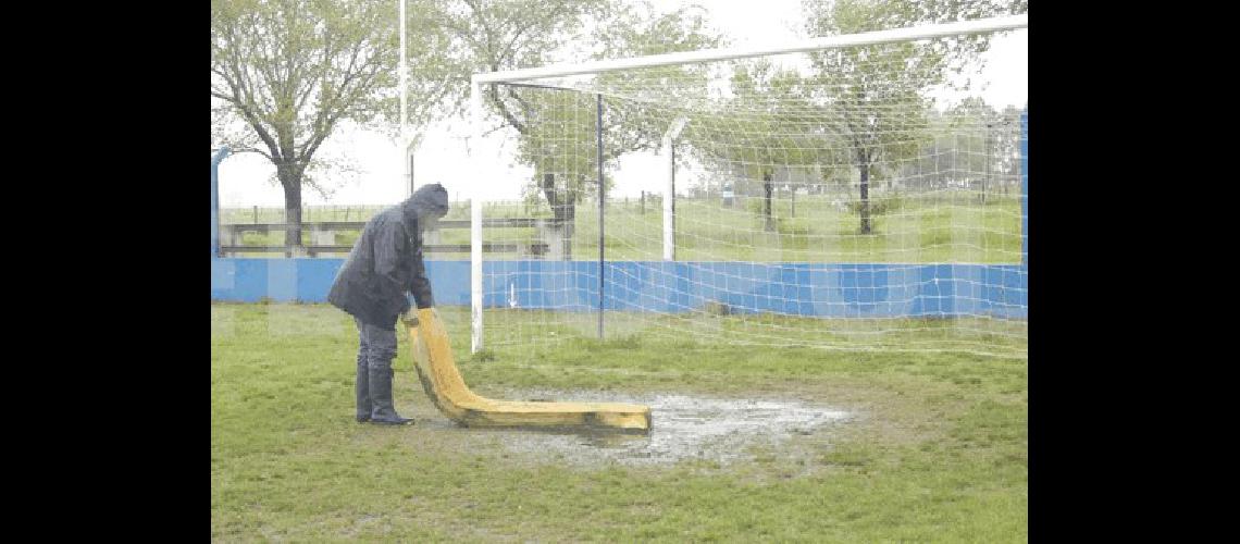 En la maÃ±ana trabajaron a destajo para intentar mejorar el terreno de juego Agencia