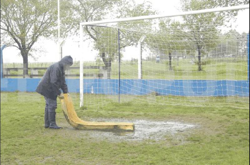 En la maÃ±ana trabajaron a destajo para intentar mejorar el terreno de juego Agencia