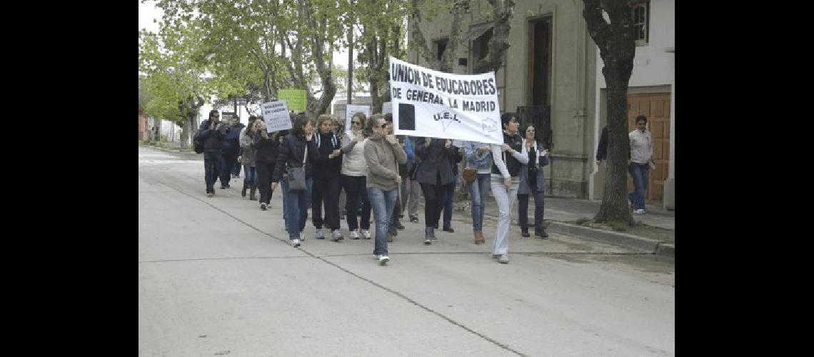 Maestros de la FEB realizaron una asamblea y movilizaciÃ³n por las calles de La Madrid 