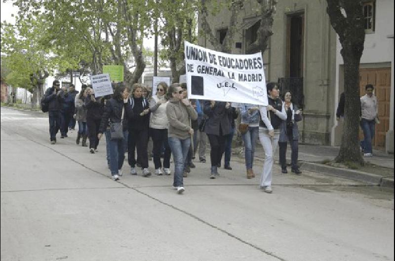 Maestros de la FEB realizaron una asamblea y movilizaciÃ³n por las calles de La Madrid 