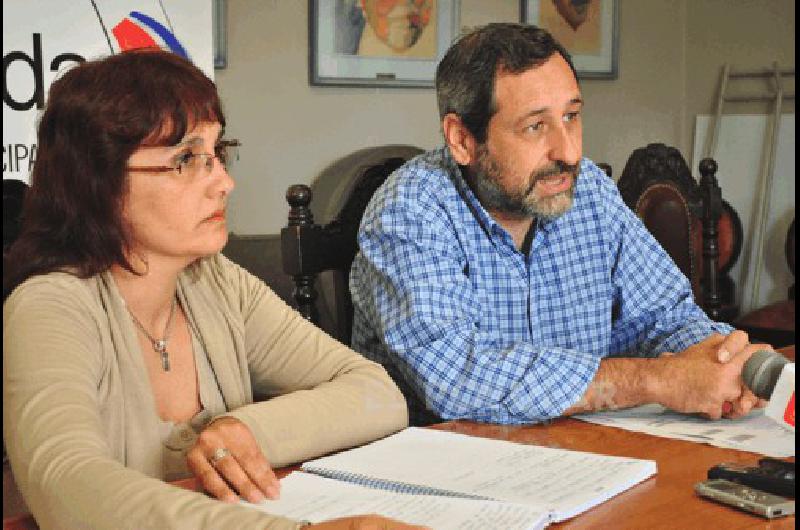 El secretario Pablo Torres junto a la subdirectora de EducaciÃ³n 